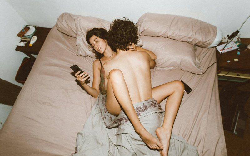 koppel heeft seks in bed
