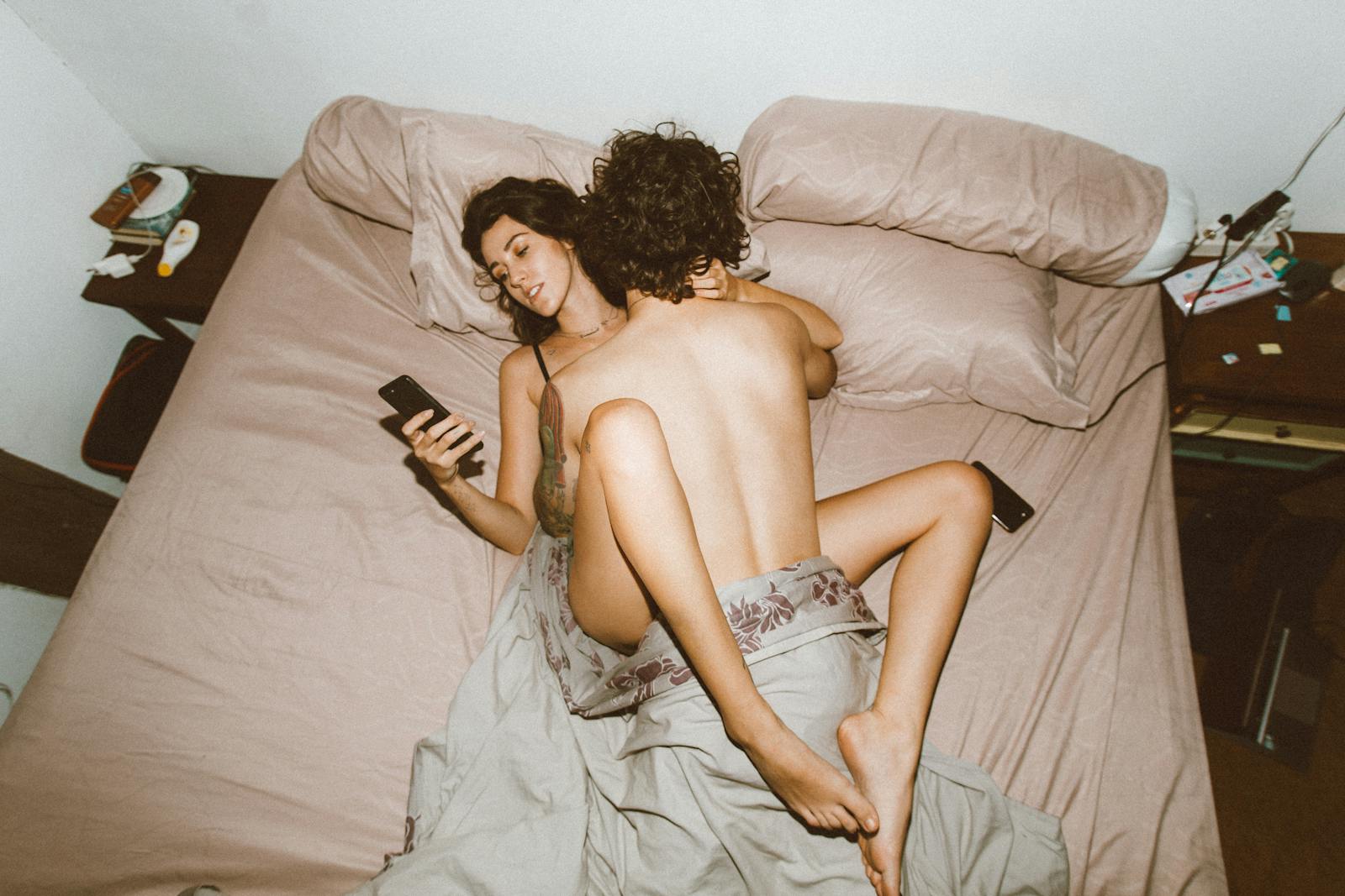 koppel heeft seks in bed